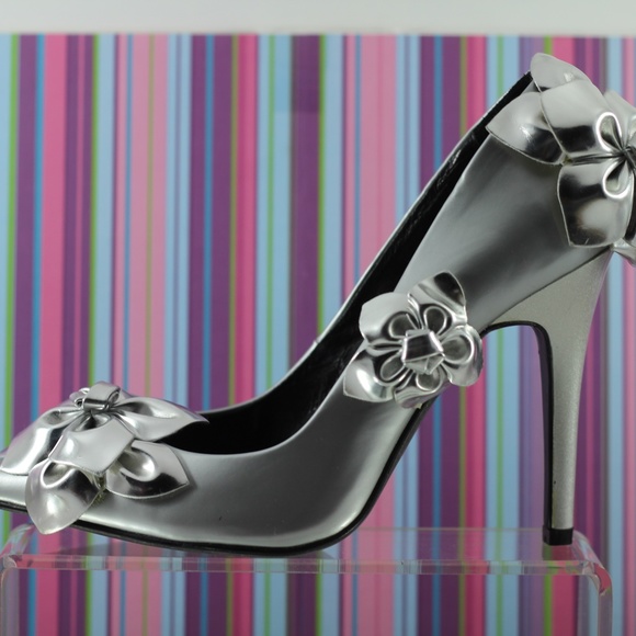 Roger Vivier Silver Leather Pumps - Picture 5 of 16